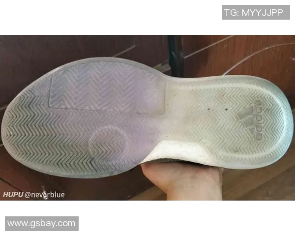 足球鞋底的设计与材料选择对运动表现的影响分析与探讨