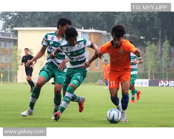 帕丘卡与桑托斯拉古纳激战正酣谁能在这场对决中笑到最后